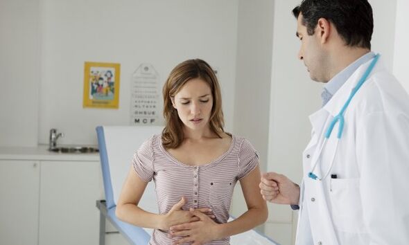 A gastroenterologist will explain to a patient with pancreatitis how to eat in order not to harm the body. 